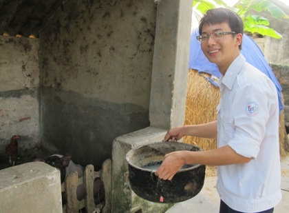 Em Vũ Văn Thanh (ảnh trái) cùng thày giáo chủ nhiệm.