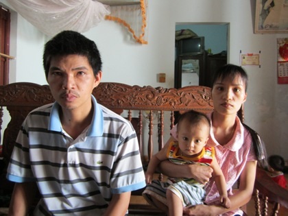 Bố mẹ cháu Nguyễn Minh Tuấn ngày đêm mòn mỏi ngóng tin con.