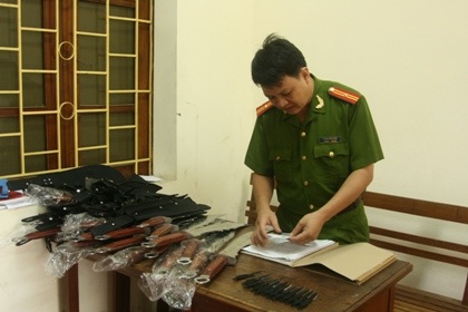 Liên tiếp bắt giữ nhiều “kho” vũ khí thô sơ và dụng cụ kích dục