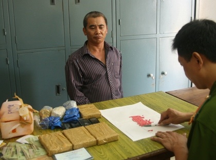 Bắt giữ “trùm sỏ” ma túy thu 4 bánh, 10.000 viên ma túy tổng hợp - 1 Trùm sỏ ma túy Trần Văn Trọng tại cơ quan công an.