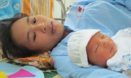 Bé trai bị đánh cắp hụt được bàn giao cho gia đình chăm sóc. (Ảnh: Lao động)