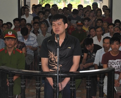Giữ người yêu bằng... súng, lĩnh 16 năm tù - 1 Bị cáo Trần Đức Ngạnh tại phiên tòa xét xử.