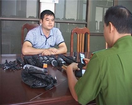 Đối tượng Nguyễn Mậu Công cùng tang vật tại cơ quan công an.