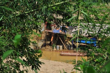 Vàng tặc lộng hành biến sông Bắc Giang trở thành dòng sông chết.