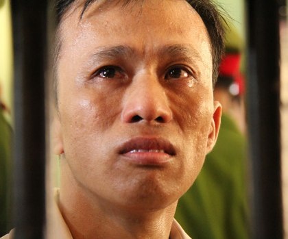 Bị cáo Nguyễn Đức Tiềm rơi nước mắt trong những phút chờ phán quyết của tòa.