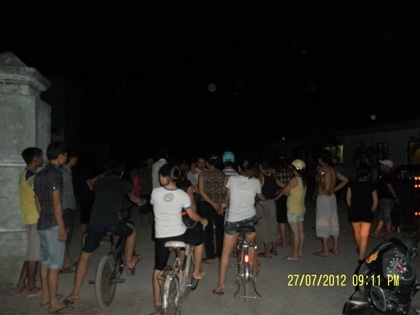 Người dân bám trụ tại cổng nhà máy suốt ngày đêm để phản đối.