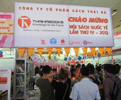 Không khí sôi động tại triển lãm sách.