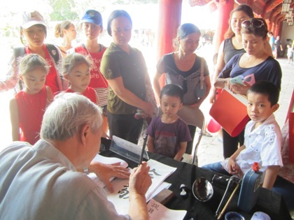 Nhiều bậc phụ huynh đưa con mình đến Văn Miếu Quốc Tử Giám xin chữ dịp Quốc khánh.