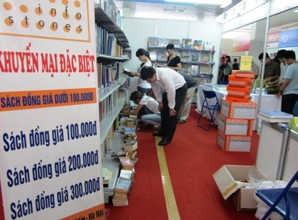 Nhiều gian hàng sách giảm giá...kịch khung.