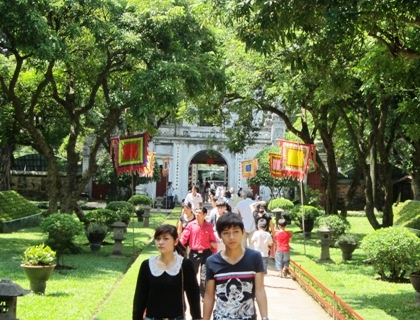 Nhiều bạn trẻ đến Văn miếu Quốc tử giám dịp nghỉ lễ.