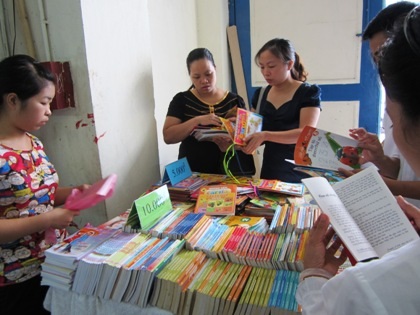 Nhiều gian hàng sách giảm giá...kịch khung.