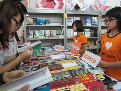 Sách văn học thu hút đông đảo mọi lứa tuổi.