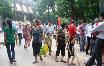 Từng dòng người xếp hàng ngay ngắn vào viếng Lăng Bác.