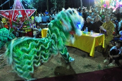 Những màn múa lân khiến nhiều trẻ em ở quê vô cùng háo hức (ảnh: Thế Cường).