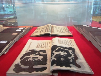 Nhiều loại sách cổ được trưng bày trang trọng tại triển lãm để tổ vinh văn hóa đọc.