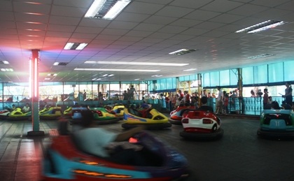 Nhiều bậc phụ huynh đưa con mình đến Văn Miếu Quốc Tử Giám xin chữ dịp Quốc khánh.