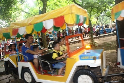 Vườn thú Thủ Lệ nhộn nhịp ngay từ sáng sớm.