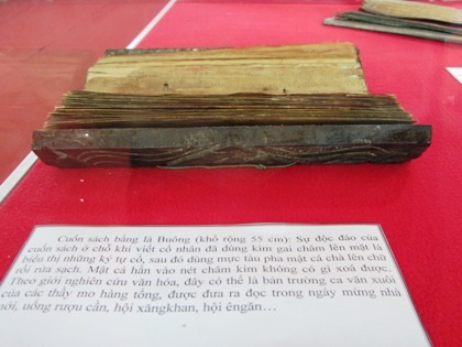 Nhiều loại sách cổ được trưng bày trang trọng tại triển lãm để tổ vinh văn hóa đọc.