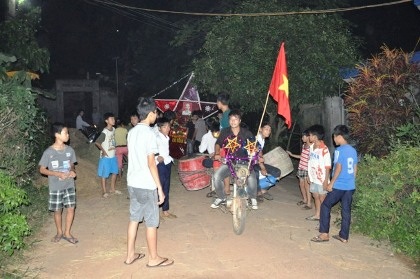 Không khí Trung thu rộn rã xóm làng (Ảnh: Thế Cường).