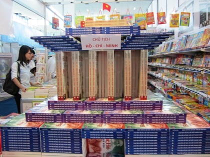 Tạo hình Lăng Bác Hồ từ những cuốn sách về cuộc đời và sự nghiệp của Chủ tịch Hồ Chí Minh.