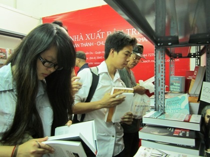 Sách văn học thu hút đông đảo mọi lứa tuổi.