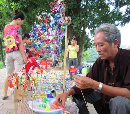 Nhưng những con tò he truyền thống lại vắng khách.