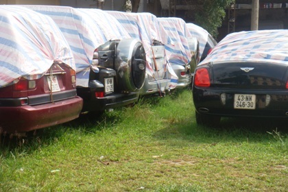 Những chiếc xe mang BKS ngoại giao bị tạm giữ tại Công an tỉnh Phú Thọ.