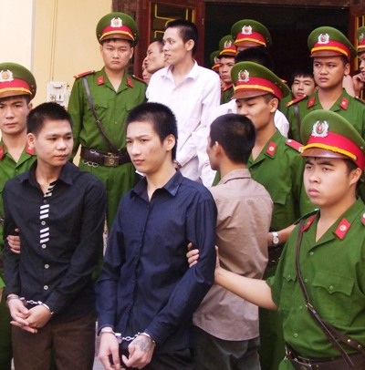 Các bị cáo được dẫn giải đến phiên tòa.