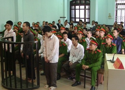 16 bị cáo cúi đầu nhận tội trước vành móng ngựa.