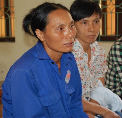 Mẹ bị cáo Hà Văn Tỉnh lặng lẽ trước sự bức xúc của gia đình các nạn nhân.