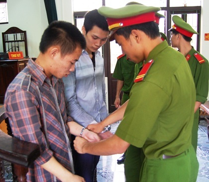 Hai bị cáo Toán và Tỉnh sau khi bị tuyên án.