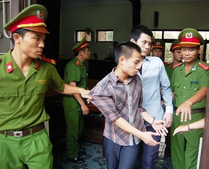 Giây phút bị dẫn về trại giam, 2 bị cáo cố tìm bàn tay người thân tại tòa.