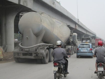 Khói bụi mịt mù tại những đoạn đường vành đai tra tấn người tham gia giao thông.