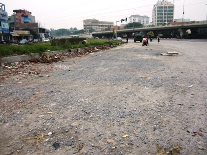 Khói bụi mịt mù tại những đoạn đường vành đai tra tấn người tham gia giao thông.