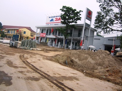 Ngổn ngang vật liệu xây dựng ven quốc lộ.