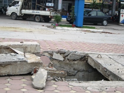 Cống mất nắp la liệt dọc Quốc lộ 32.