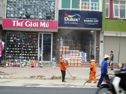 Việc vệ sinh môi trường không xuể với rác thải, khói bụi.