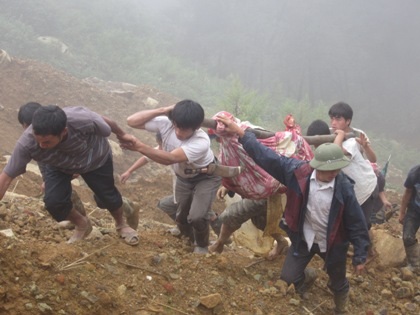 Rất khó khăn để đưa thi thể một nạn nhân ra khỏi đống đổ nát