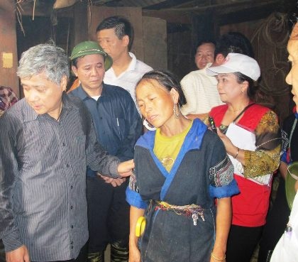 Tang thương phủ trắng vùng sơn cước La Pán Tẩn - 1 Nỗi đau tận cùng của người ở lại ngóng tin thân nhân bị vùi lấp dưới ngọn núi.