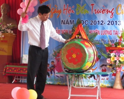 Hơn 20 triệu HS, SV bước vào năm học mới - 18 Ông Nguyễn Nhân Chiến - Chủ tịch UBND tỉnh Bắc Ninh đánh trống khai giảng năm học mới.