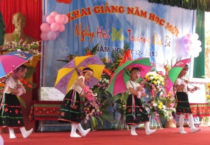 Niềm vui của các em học sinh bước vào năm học mới. (Ảnh: Thế Cường)