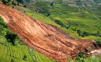 Một vụ sạt lở núi năm 2010 tại Mù Cang Chải cũng đã khiến nhiều người thiệt mạng.