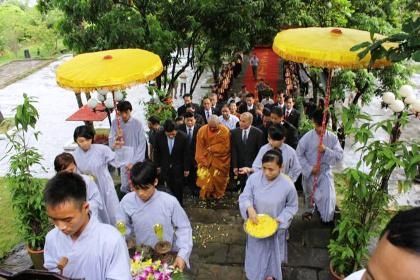 Quốc vương Campuchia tặng Chùa Phật Tích tượng Phật dát vàng - 1 Quốc vương Campuchia Norodom Sihamoni cùng đoàn đại biểu cấp cao đã đến thăm chùa Phật Tích.