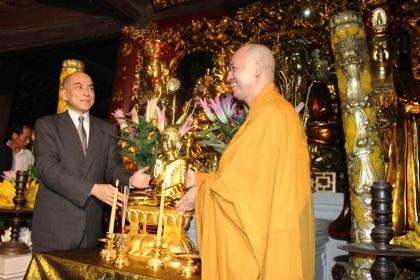 Quốc vương Campuchia tặng Chùa Phật Tích tượng Phật dát vàng - 2 Quốc Vương Campuchia thành kính cúng dường Chùa Phật Tích pho tượng Phật dát vàng.