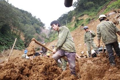 Tang thương phủ trắng vùng sơn cước La Pán Tẩn - 2 Vẫn còn thi thể nạn nhân đang bị vùi lấp.