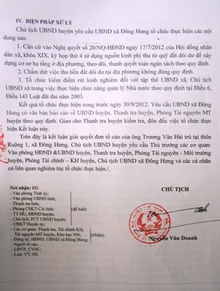 Ông Lê Văn Tuy - Chủ tịch UBND xã Đông Hưng (trái) trong buổi làm việc với PV