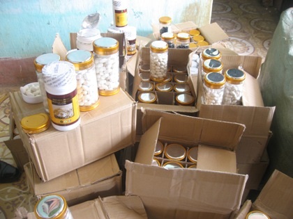 Thực phẩm chức năng rởm nhập lậu qua biên giới.