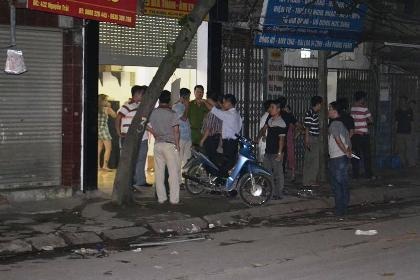 Hà Nội: Đau lòng vụ một thanh niên bị sát hại trên phố - 1 Hiện trường nơi vụ án mạng kinh hoàng xảy ra.