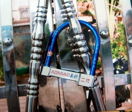 Chủ doanh nghiệp bị “khủng bố” bằng... đầu chó - 2 Cổng nhà bà Mười bị nhóm côn đồ khóa trái cửa