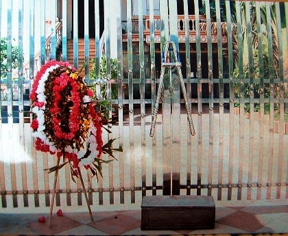 Chủ doanh nghiệp bị “khủng bố” bằng... đầu chó - 1 Vòng hoa và tiểu sành đựng đầu chó của nhóm côn đồ khủng bố trước cổng nhà bà Mười.